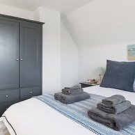 Coastal Retreat for 6 Close to Beaches