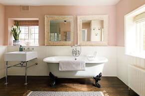 Impressive Country Estate Sleeps 17