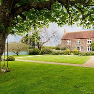 Impressive Country Estate Sleeps 17