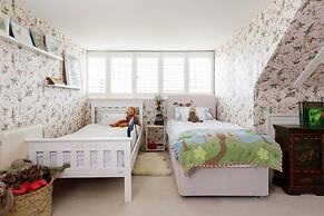 Impressive Country Estate Sleeps 17