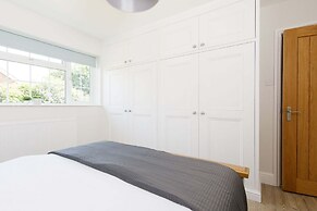 Beach House for 10 With hot tub Garden