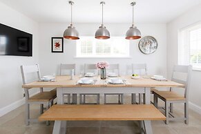 Beach House for 10 With hot tub Garden