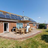 Beach House for 10 With hot tub Garden