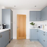 Beach House for 10 With hot tub Garden