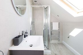 Beach House for 10 With hot tub Garden