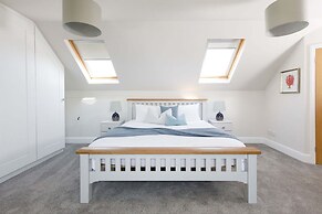 Beach House for 10 With hot tub Garden