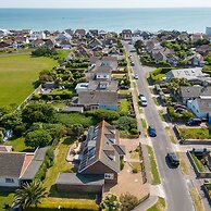 Beach House for 10 With hot tub Garden