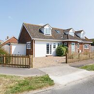Beach House for 10 With hot tub Garden