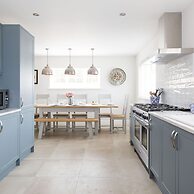 Beach House for 10 With hot tub Garden