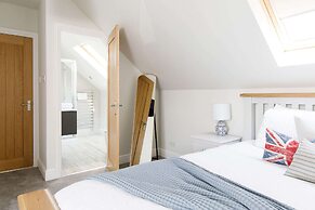 Beach House for 10 With hot tub Garden