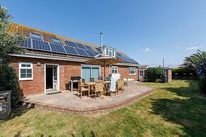 Beach House for 10 With hot tub Garden