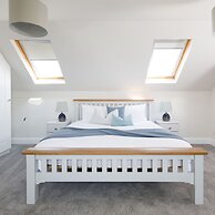 Beach House for 10 With hot tub Garden