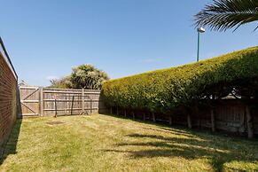 Beach House for 10 With hot tub Garden