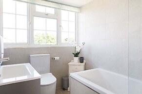 Beach House for 10 With hot tub Garden