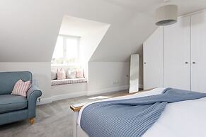 Beach House for 10 With hot tub Garden