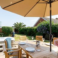 Beach House for 10 With hot tub Garden