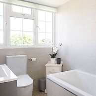 Beach House for 10 With hot tub Garden