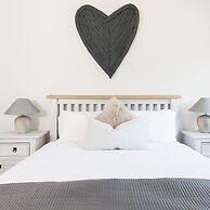 Beach House for 10 With hot tub Garden