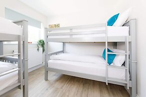 Beach House for 10 With hot tub Garden