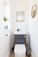 Beach House for 10 With hot tub Garden