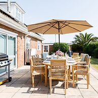 Beach House for 10 With hot tub Garden