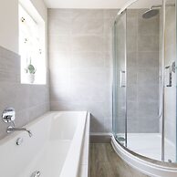 Beach House for 10 With hot tub Garden