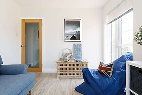 Beach House for 10 With hot tub Garden