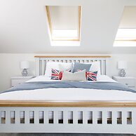 Beach House for 10 With hot tub Garden