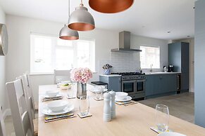 Beach House for 10 With hot tub Garden