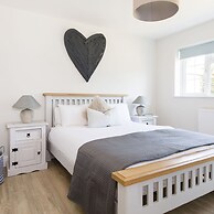 Beach House for 10 With hot tub Garden