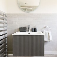 Beach House for 10 With hot tub Garden