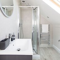 Beach House for 10 With hot tub Garden