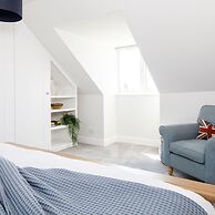 Beach House for 10 With hot tub Garden