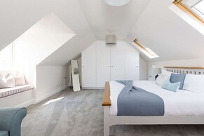 Beach House for 10 With hot tub Garden