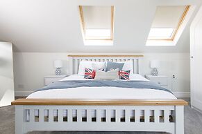 Beach House for 10 With hot tub Garden