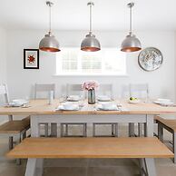 Beach House for 10 With hot tub Garden