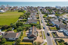 Beach House for 10 With hot tub Garden