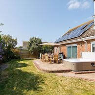 Beach House for 10 With hot tub Garden