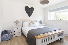 Beach House for 10 With hot tub Garden