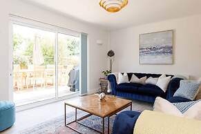 Beach House for 10 With hot tub Garden