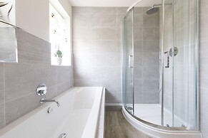 Beach House for 10 With hot tub Garden