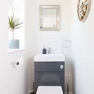 Beach House for 10 With hot tub Garden