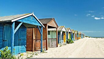 Beach House for 10 With hot tub Garden