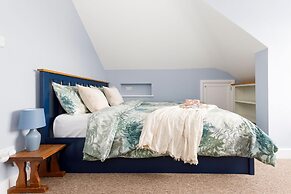 Chic 2-bed Seafront Haven Near Felpham Beach