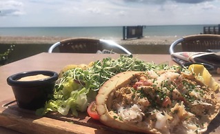 Chic 2-bed Seafront Haven Near Felpham Beach