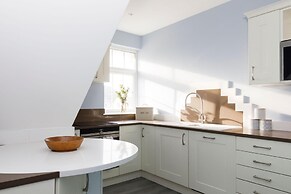 Chic 2-bed Seafront Haven Near Felpham Beach