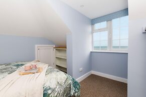 Chic 2-bed Seafront Haven Near Felpham Beach