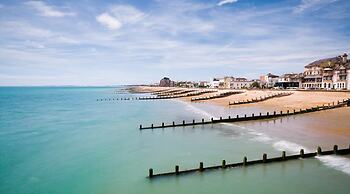 Chic 2-bed Seafront Haven Near Felpham Beach