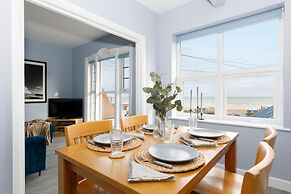 Chic 2-bed Seafront Haven Near Felpham Beach