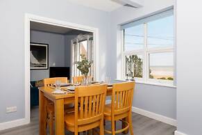 Chic 2-bed Seafront Haven Near Felpham Beach
